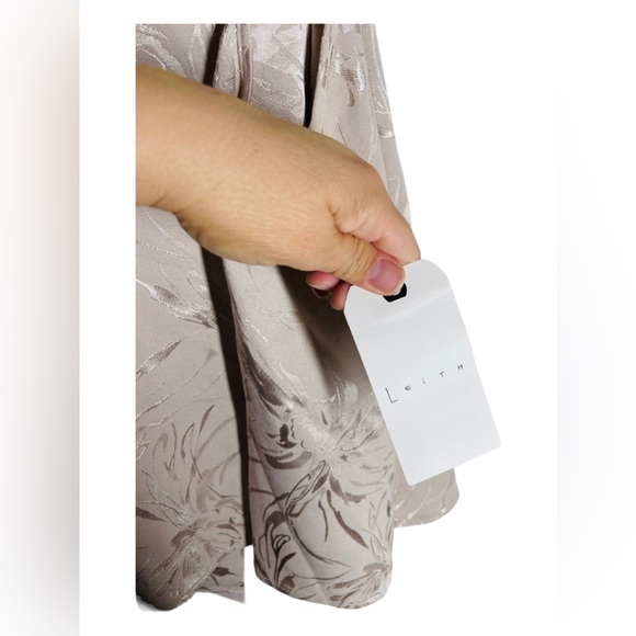 Nwt leith open back silky beige top - Picture 3 of 6